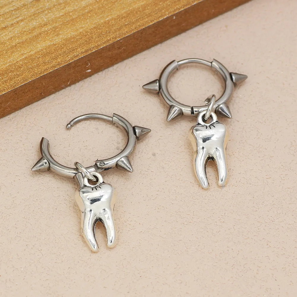 Модные креативные серьги-гвоздики с маленькими зубчиками в виде темных