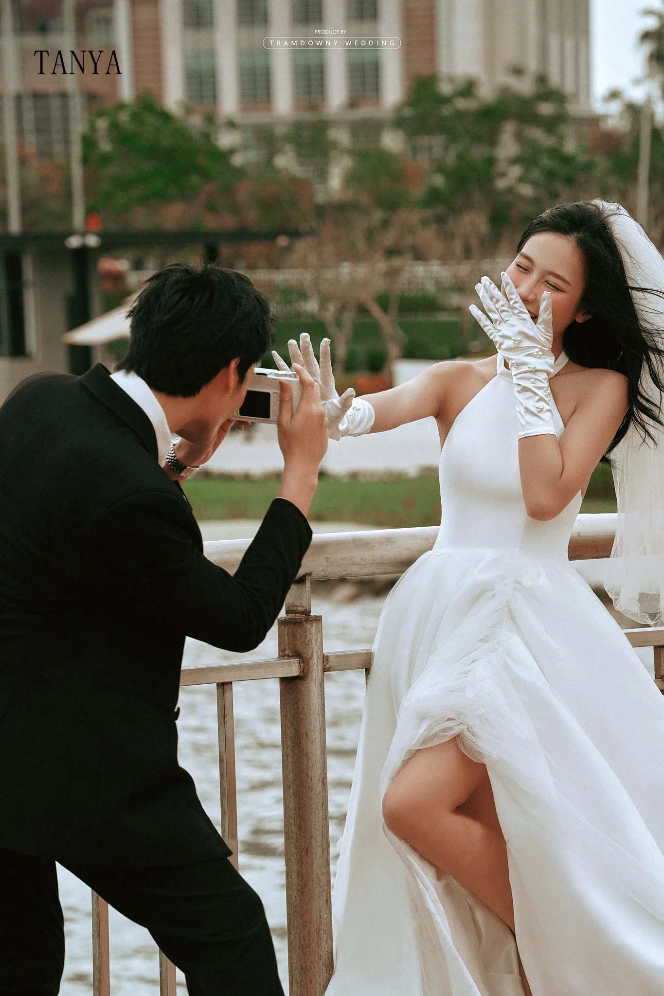 Женское свадебное платье с лямкой на шее белое из тафты высоким разрезом сбоку