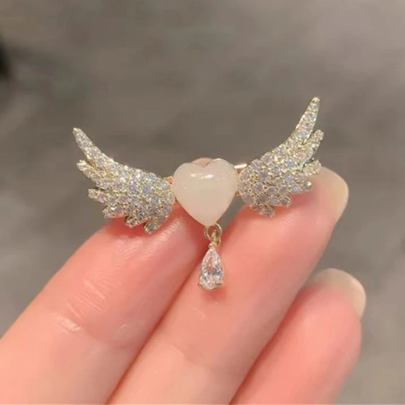 

New Heart Brooch Cute Crystal Angel Wings Brooches Corsage Luxury Zircon Anti-glare Buckle Party Office Pins Gifts