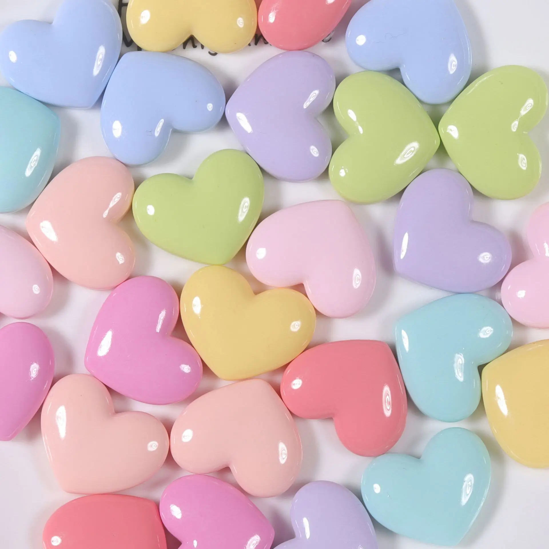 

Магнитные наклейки-сердца из смолы