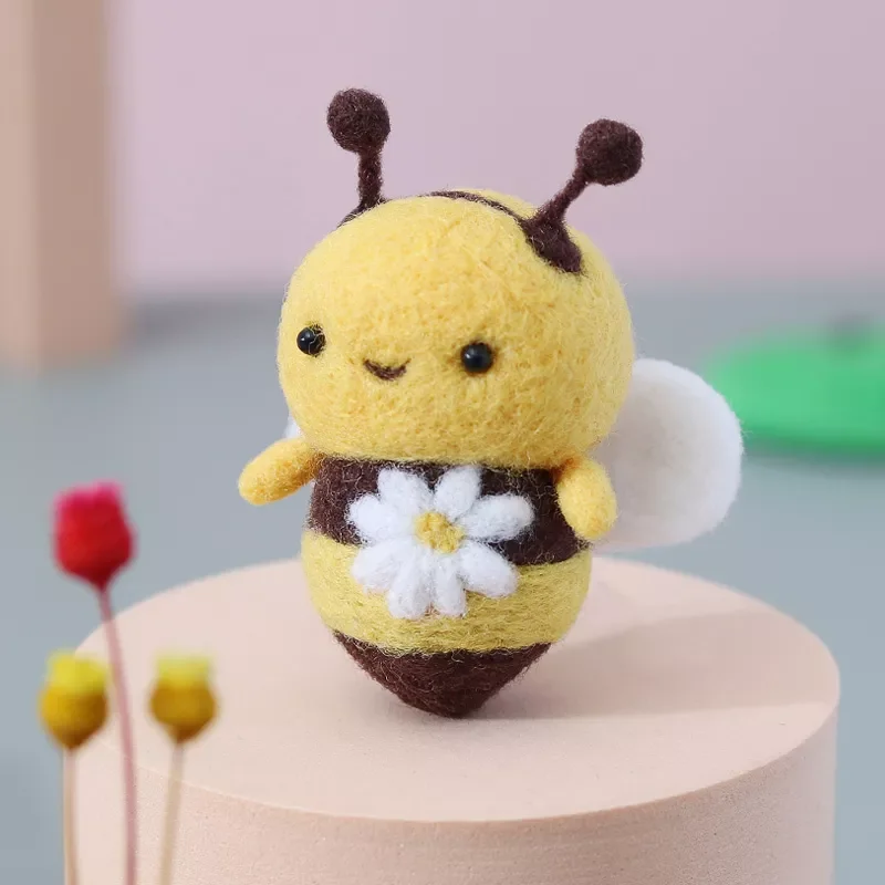 

Finish Wool Needle Felt Kit Cute Bee Cartoon Toy Doll Wool Felting Kit Package For Handmade Beginner Wholesale Material Kit