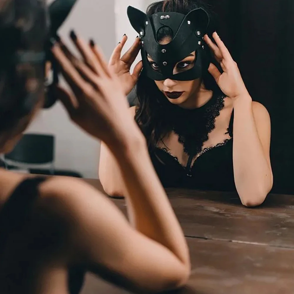 Маска женская из искусственной кожи