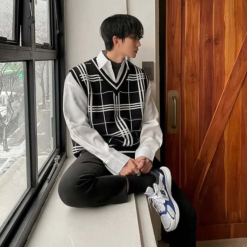 2023 New Autumn Pattern Men's Sweater Vest Retro V-neck Sleeveless Knit Vest Woolen Korean Clothes Student Sweaters G63