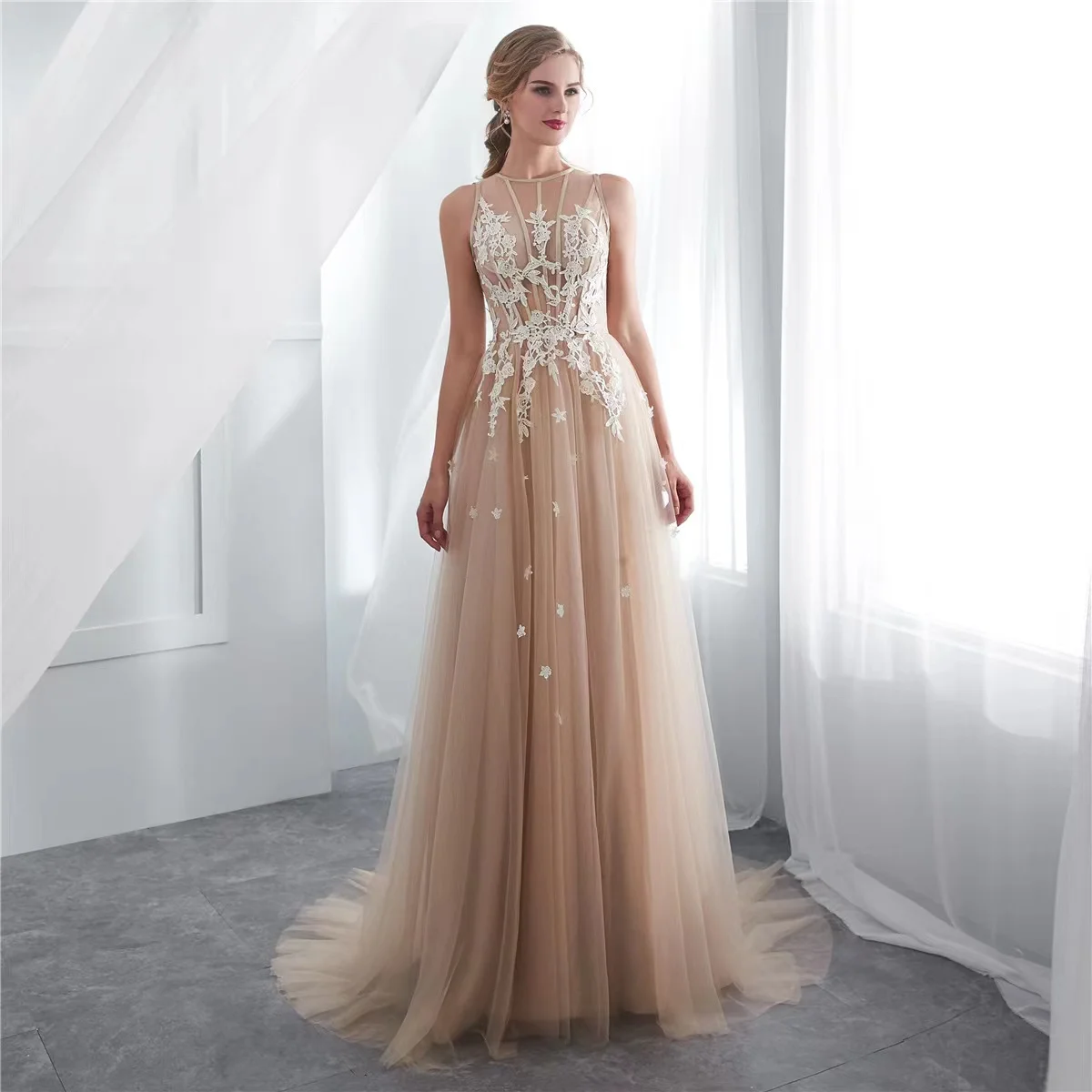 

Luxury Champagne Prom Dresses A-Line Sexy Sheer O-Neck Sleeveless Illusion Lace Applique Sweep Train Long Party Evening Gown New