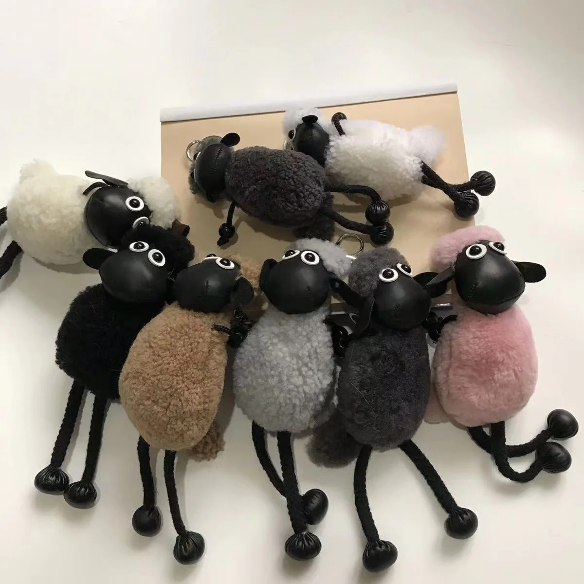 

Цельный кулон из натуральной шерсти и кожи для девочек