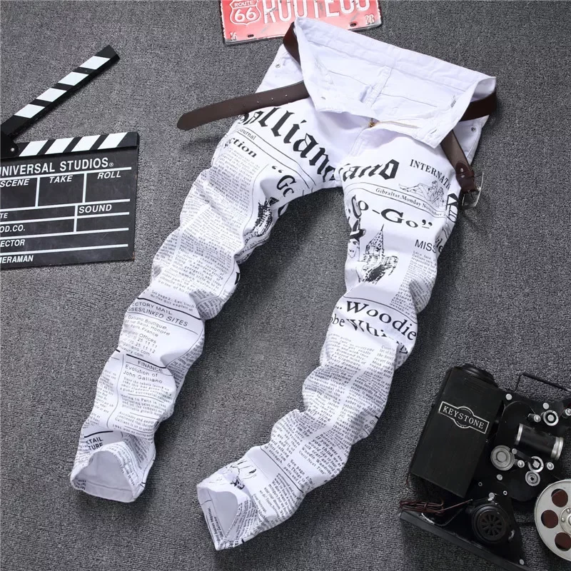 2022New Hip Hop Printing White Denim Pant Men Slim Fit Stretch Pant Newspaper Print Pants Men Casual Printed Trousers for Male