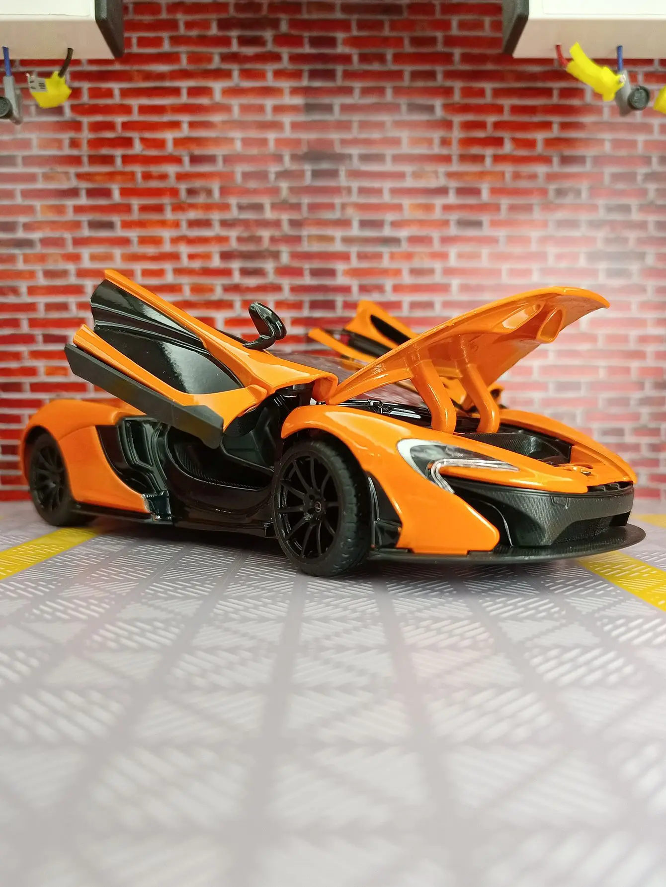 Фото Модель суперкара из сплава rastar 1:24 McLaren P1, переднее колесо можно превратить и дверь и капот можно открыть, тонкая работа. №4