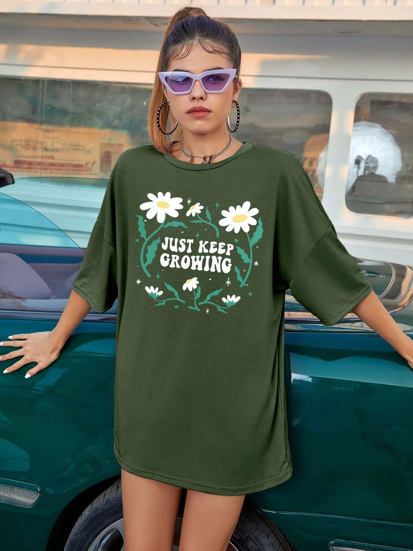 

Женская футболка оверсайз с надписью «Следуй за мной»