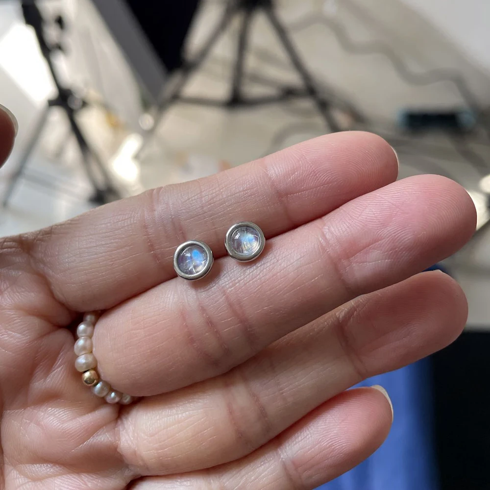 Женские серьги-гвоздики из серебра 925 пробы с натуральными драгоценными камнями |