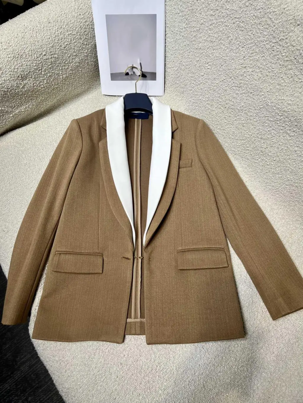 

Новинка Осень-зима 2023, шерстяное пальто для костюма, эффект верхней части тела атмосферный класс, приталенный, содержащий шерстяную ткань