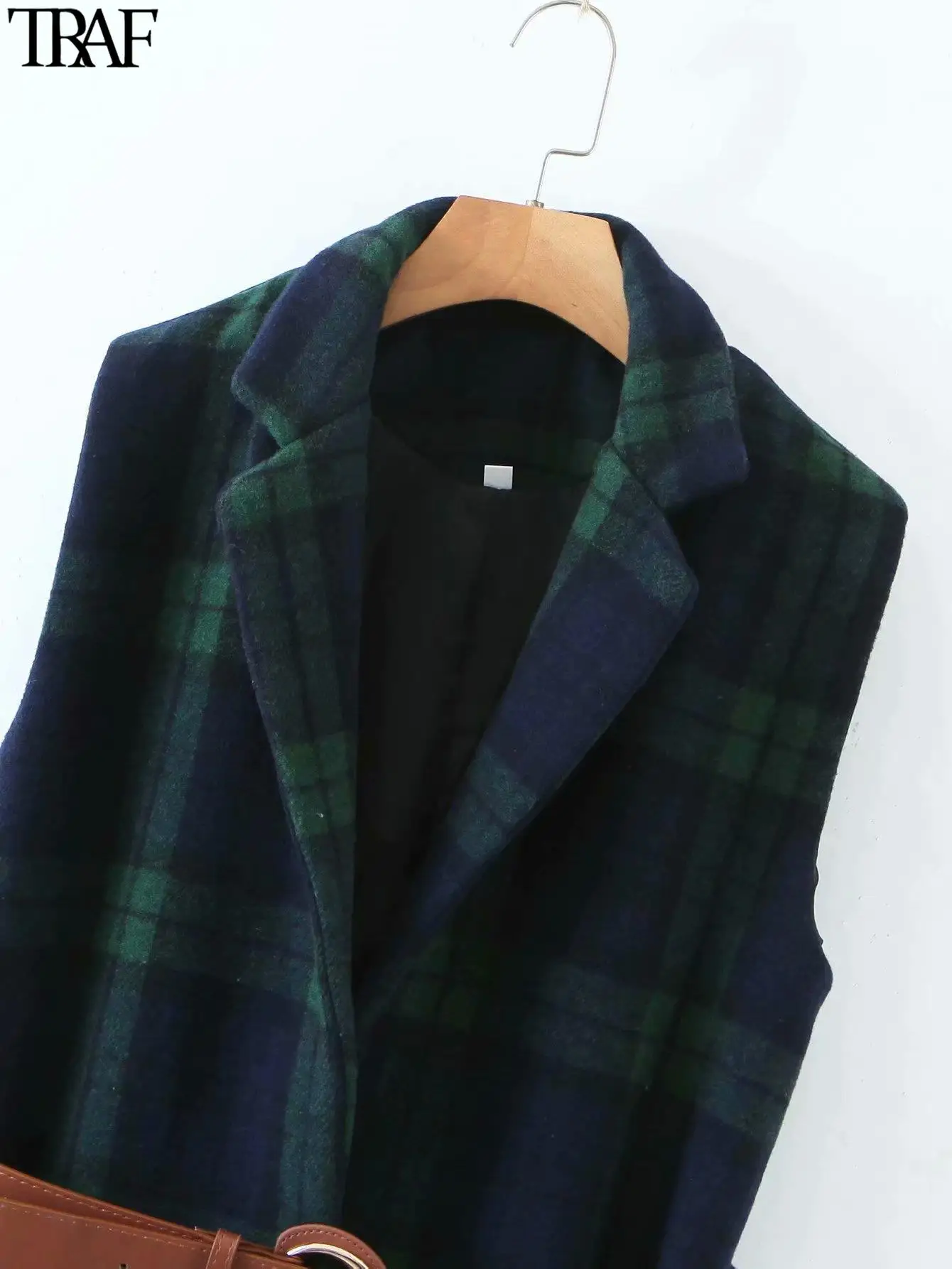 Куртка женская осенняя клетчатая без рукавов с открытым стежком и накладными