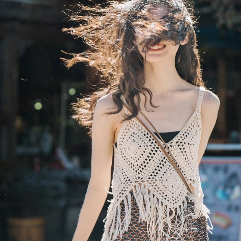 Женский ажурный вязаный жилет с бахромой на бретельках + однотонный летний