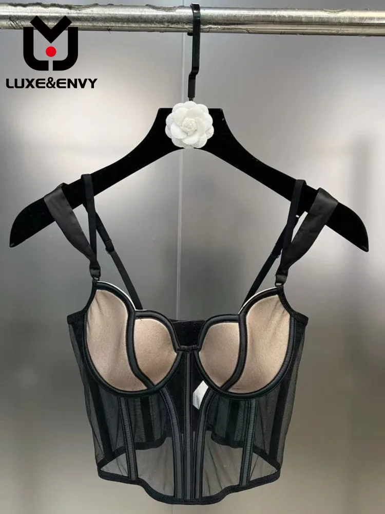 

LUXE&ENVY Spring/Summer 2023 Double Shoulder Fishbone Routing Waist Closing Small Perspective Stereoscopic Chest Vest Trend