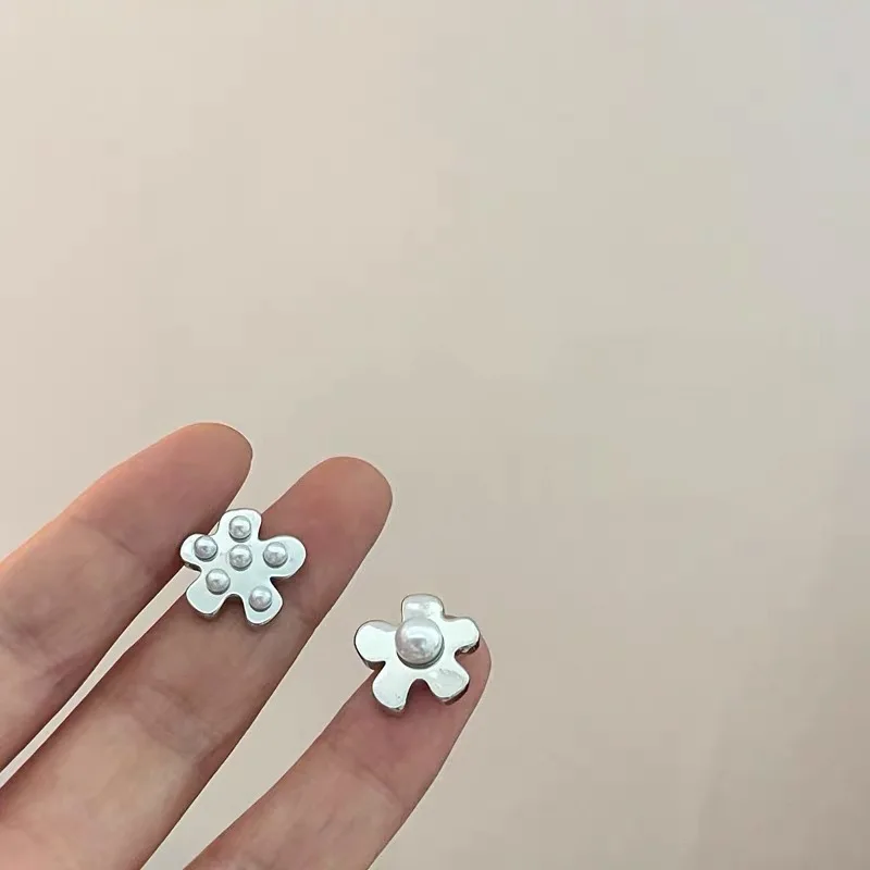 

Personality Asymmetry Metal Flower Pearl Stud Earrings Young Girl Fashion Irregular Metal Pearl Flower Earrings for Woman Gift