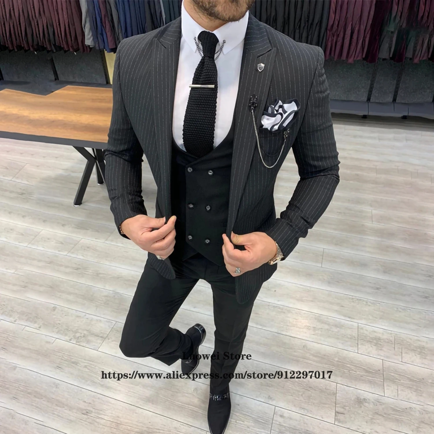 Костюм мужской облегающий из трех предметов пиджак жилет брюки с заостренным