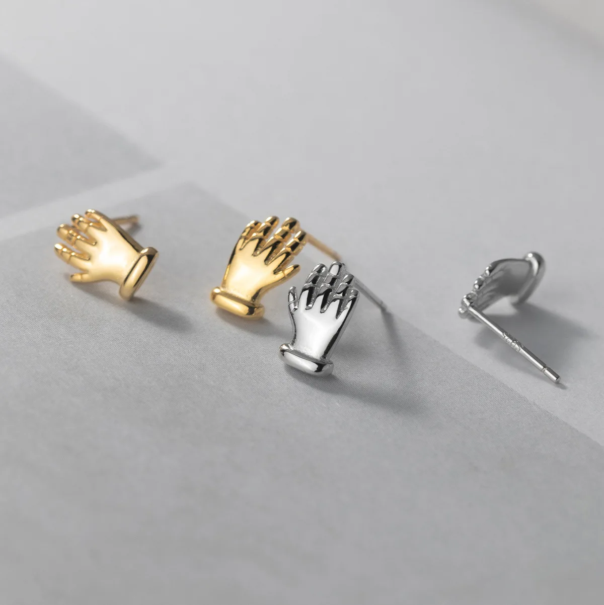 

Женские серьги-гвоздики из серебра 925 пробы