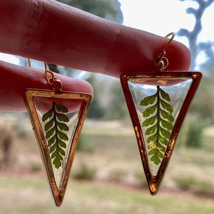 

Треугольные геометрические серьги-подвески ручной работы в виде папоротника и цветка из смолы, милые серьги, ювелирные изделия в виде насто...