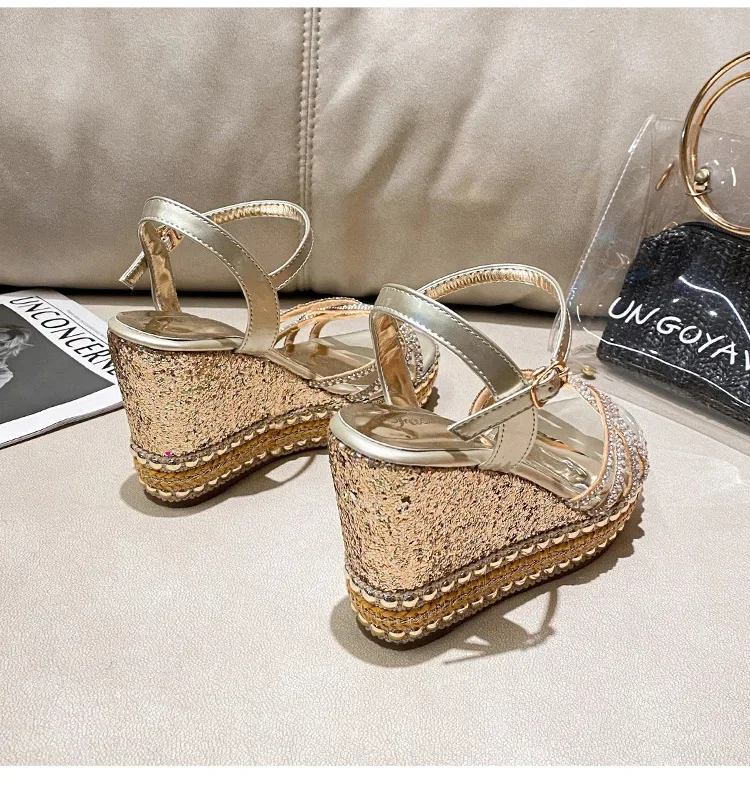 Новые пикантные женские босоножки принцессы на высоком каблуке с заклепками