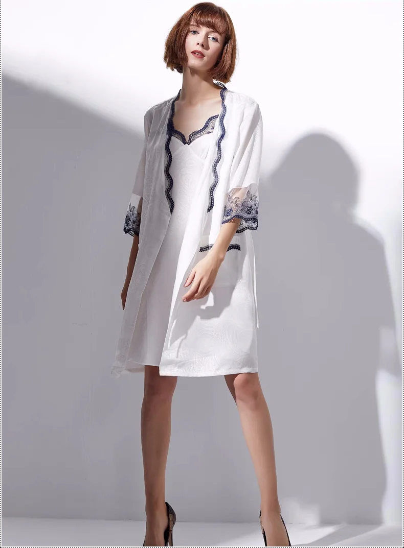 Женская ночная рубашка и халат из шелка тутового шелкопряда