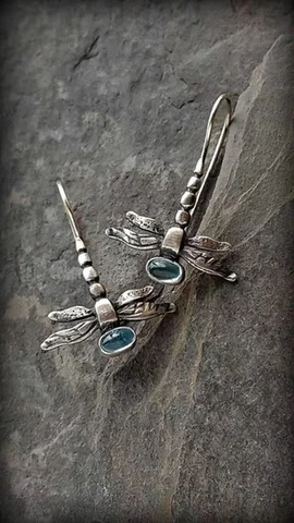 Женские серьги-подвески в стиле ретро серебряного цвета со стрекозой и синими камнями
