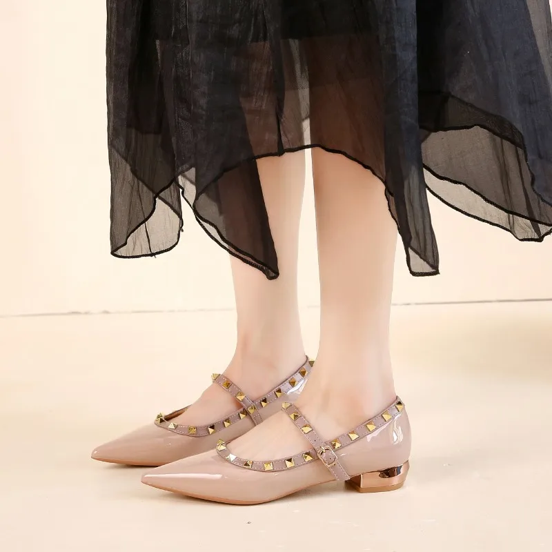 Туфли женские на низком каблуке заостренный носок заклепки пряжка оксфорды