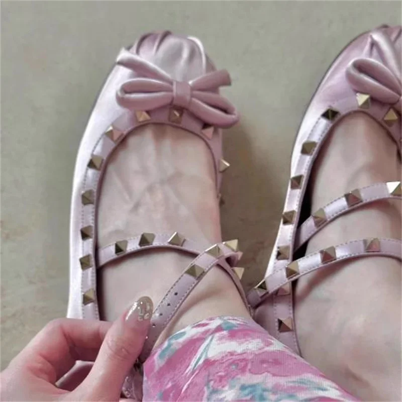 Женские туфли с заклепками и бантом-бабочкой на Плоском Каблуке