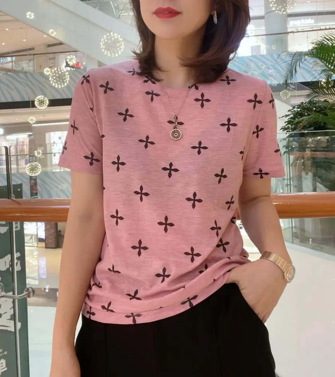 Новинка лета 2024 футболка с коротким рукавом перекрестным принтом нижняя рубашка