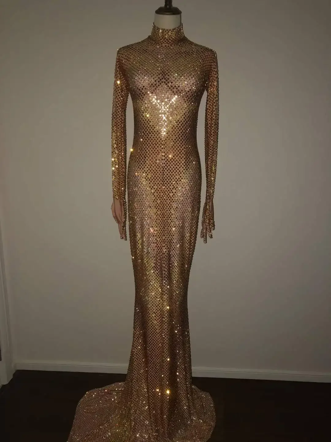 Женский костюм на день рождения блестящее длинное платье в пол