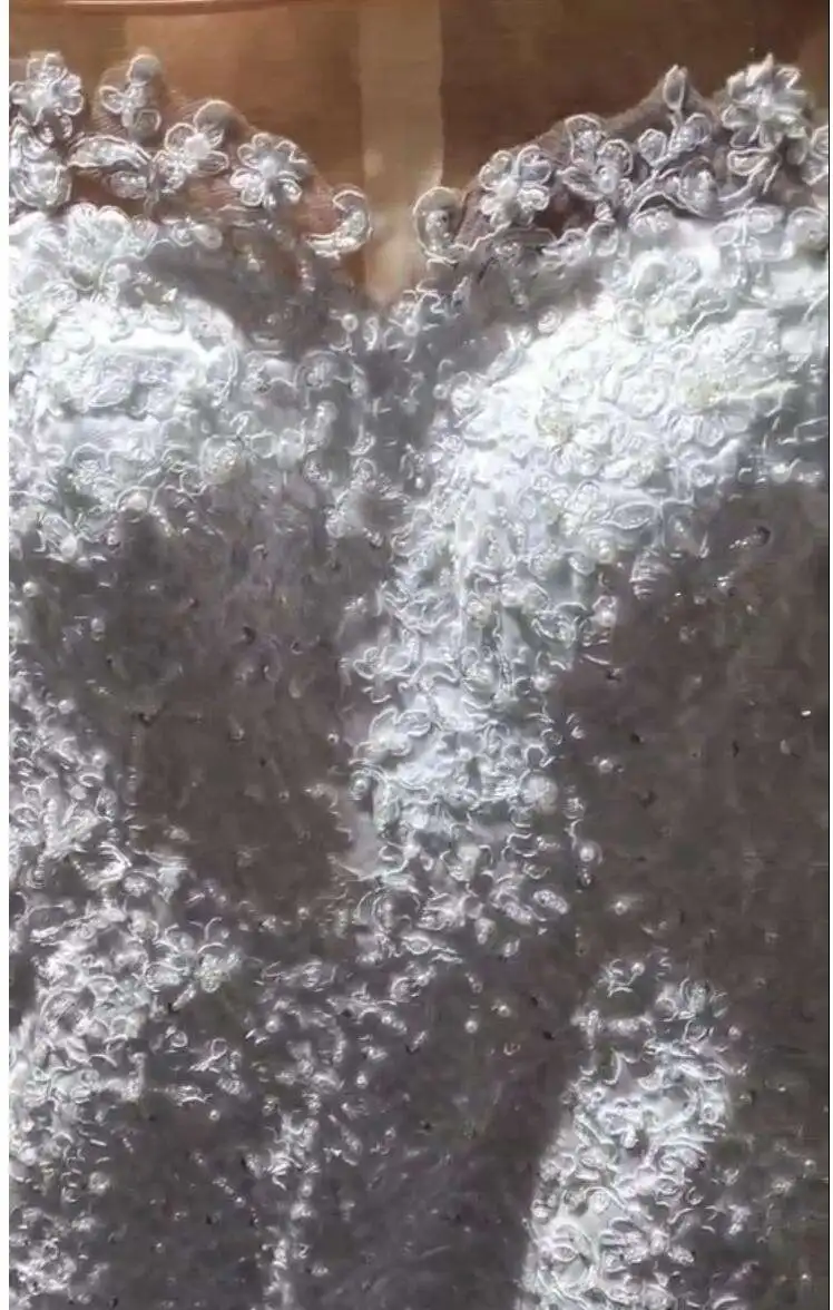 Модное свадебное платье с круглым вырезом и кружевной аппликацией по