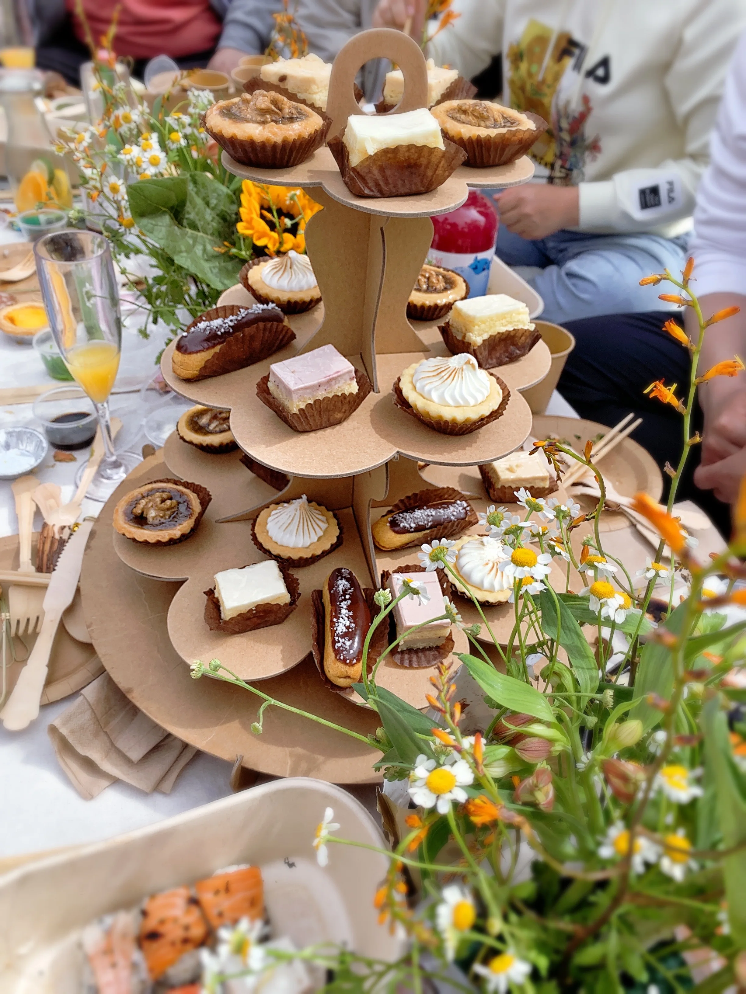 Чашка латте цветок. Послеобеда. Поднос с кофе и круассанами. Послеобеда. Послеобеда.