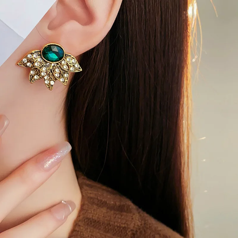 Женская драпировка бриллианты в средневековом стиле