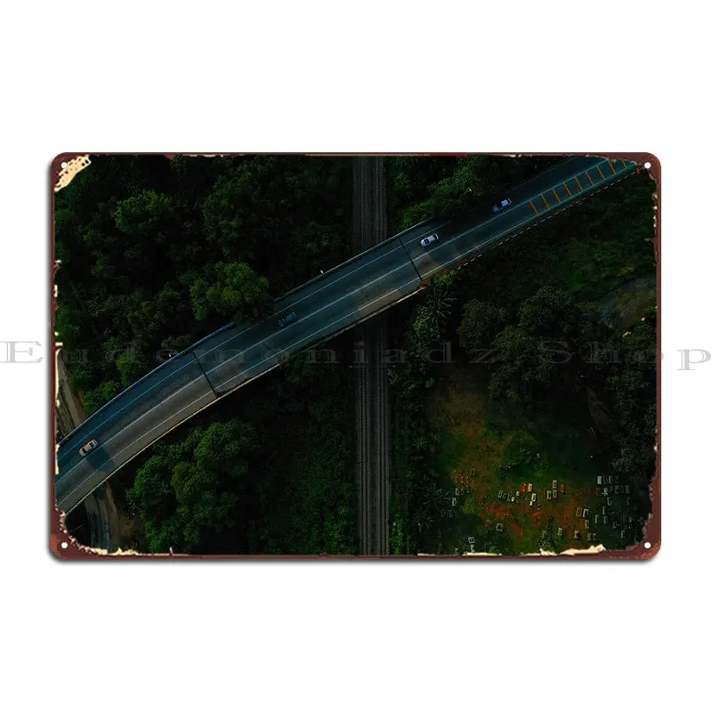 

Металлический плакат с надписью «World of Over»