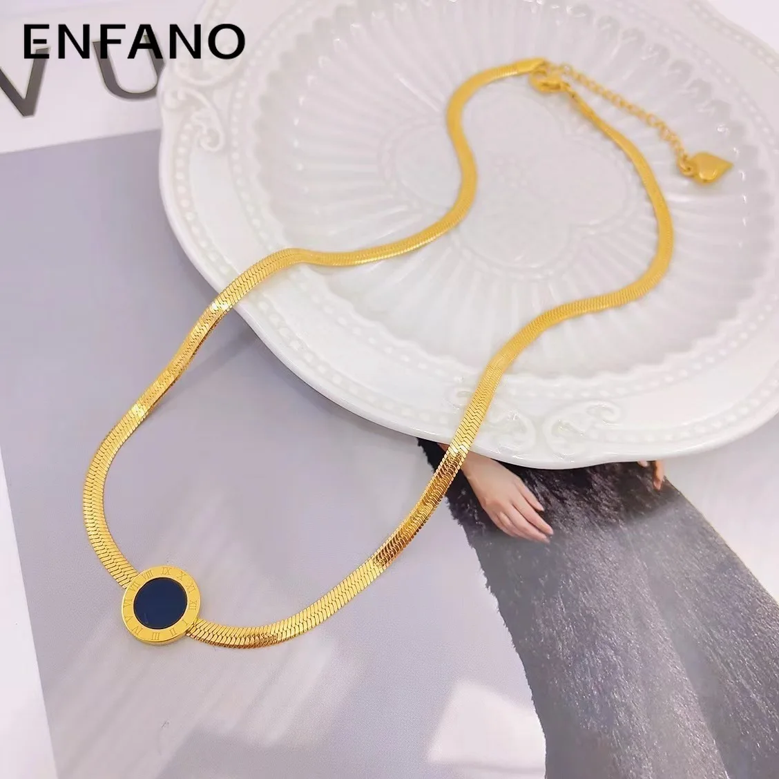 

Enfano Roman Digital Blade Necklace Female Niche Clavicle Chain Tide Simple Graceful Accessories