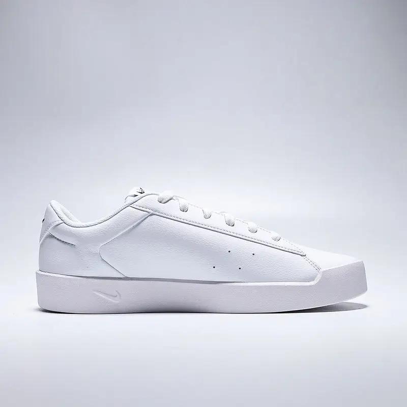 Фото Мужские кеды Nike Iq9750-104, бело-черные, с логотипом Swoosh, низкие, верх из ткани и кожи, мягкая пенополиуретановая стелька, противоскользящая резиновая подошва, для повседневной носки. №2
