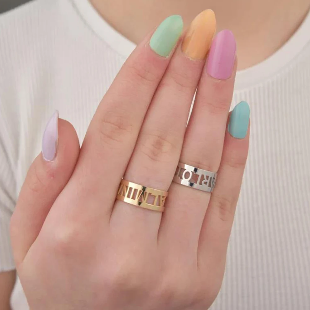 Оригинальное название кольца с буквами может быть сопряжён модными кольцами из