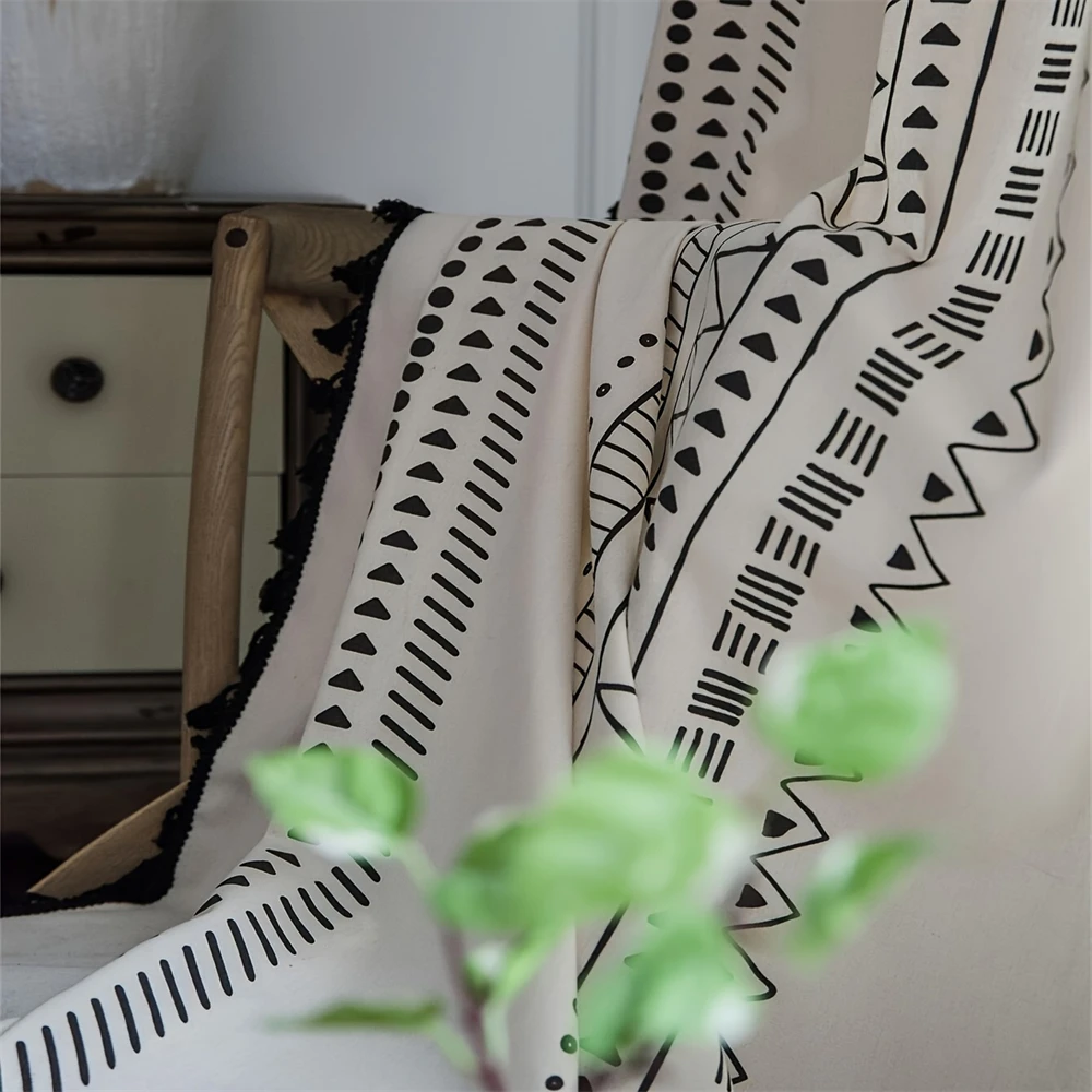 Богемные шторы с льняными текстурированными полосатыми узорами используются