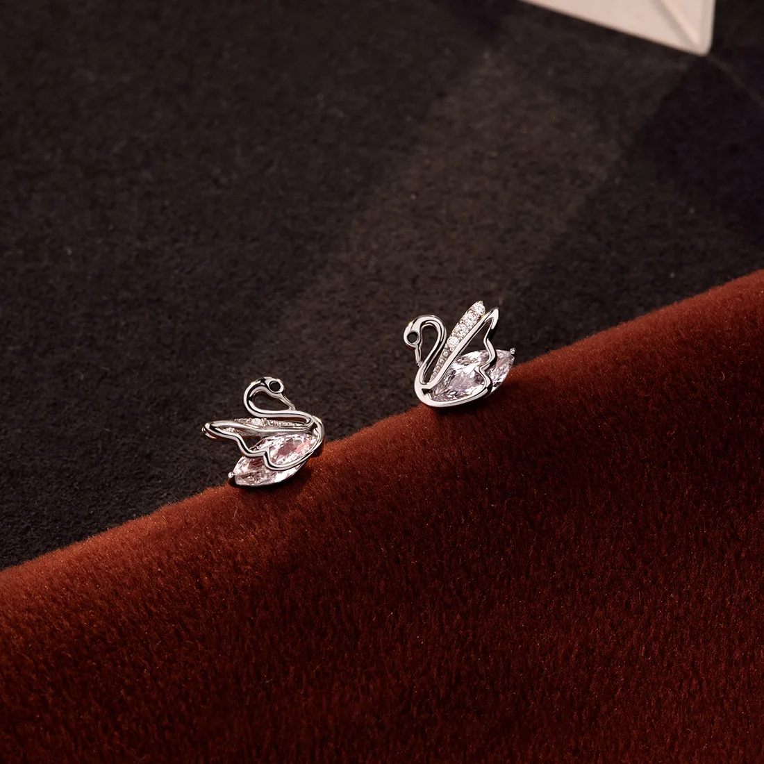 

Модные трендовые серьги в виде лебедя из стерлингового серебра 2022 новые серьги женские французские высококачественные дизайнерские серьг...