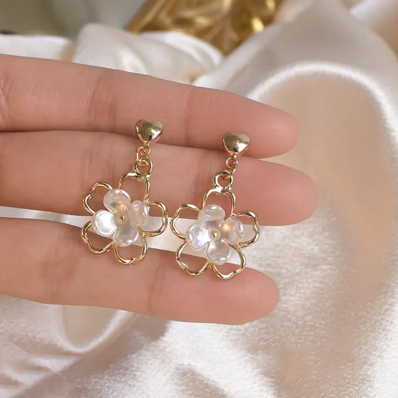 

New Fashion Korean Exquisite 3D White Flower Drop Earrings For Women Elegant Love Heart Girl's Party Earrings Jewelry Gift