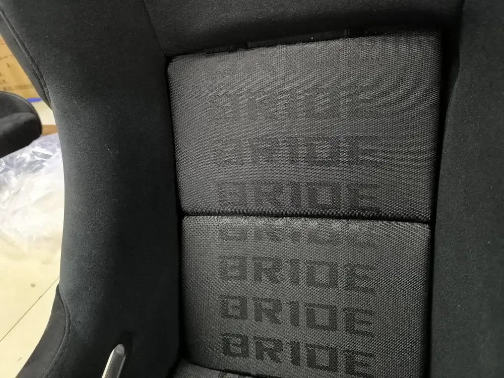 Регулировка сиденья автомобиля BRIDE из углеродного волокна до и после