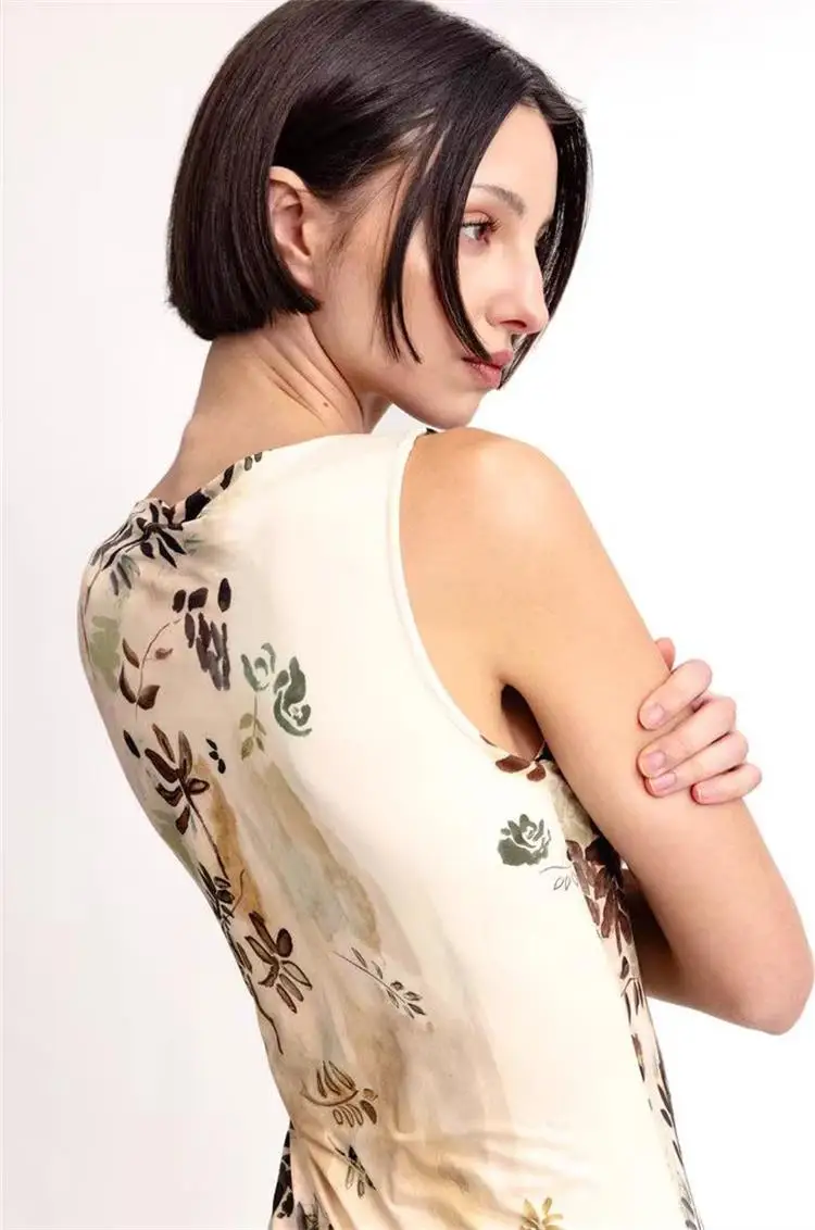 С модным джинсовым платьем без рукавов темпераментная длинная юбка с принтом в