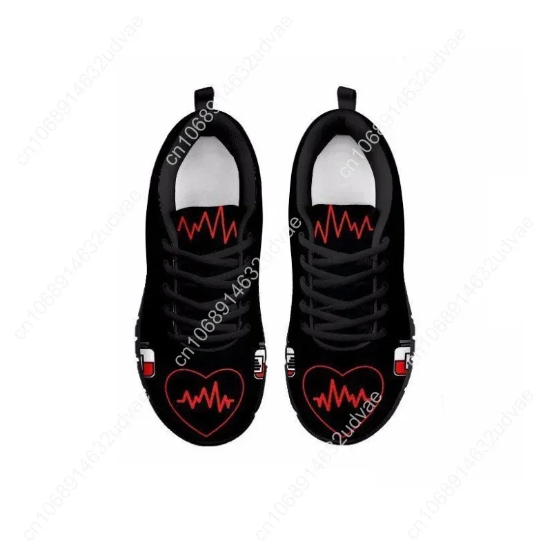 Женские кроссовки дышащие сетчатые плоская подошва с принтом сердца для