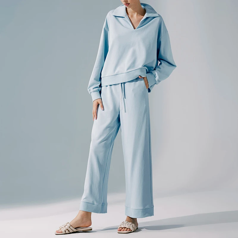 

Костюм спортивный женский из свитшота с длинным рукавом и брюк с широкими штанинами