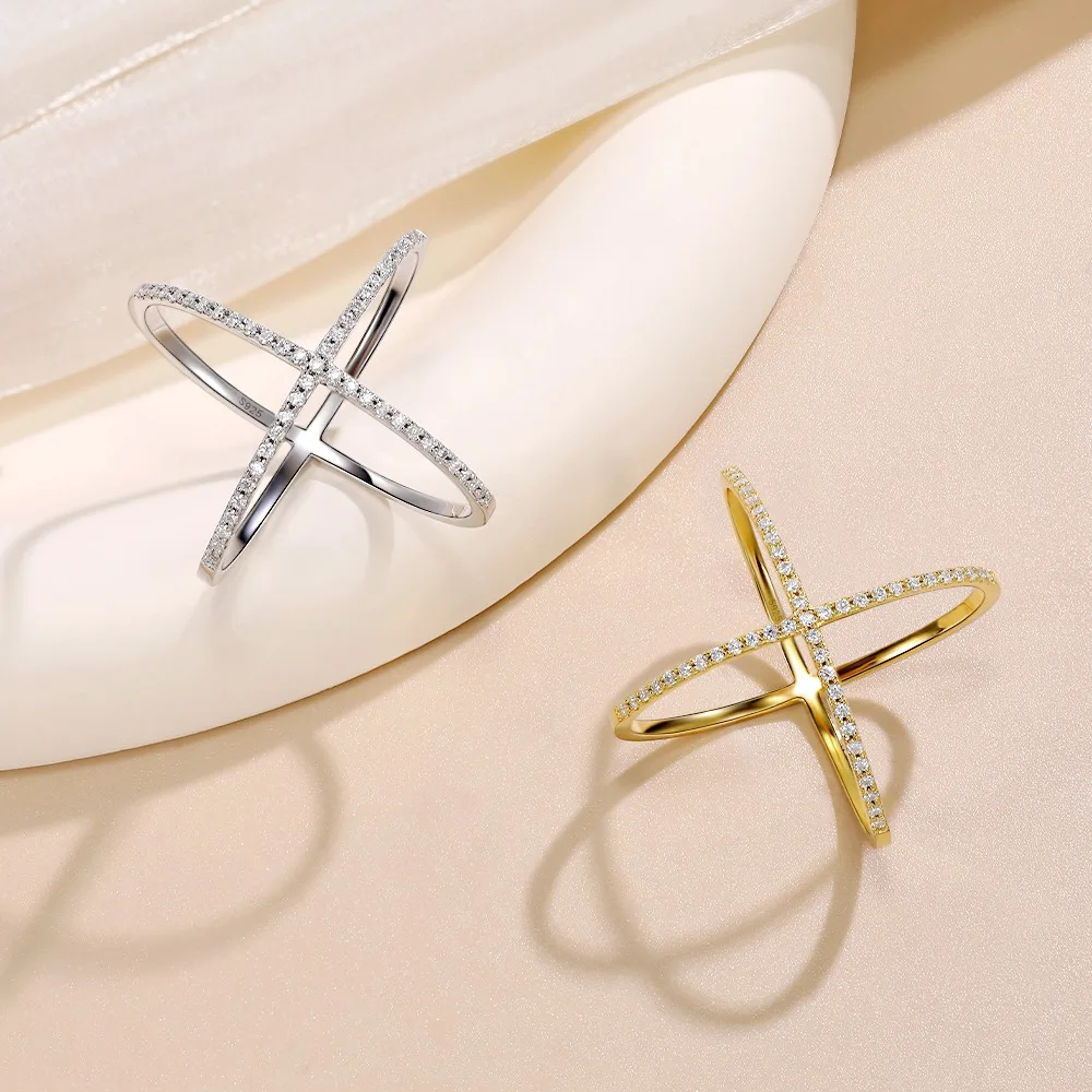 Женское кольцо из серебра 925 пробы с муассанитом