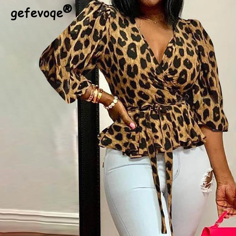 

Женская футболка с длинным рукавом, элегантный пикантный топ с оборками, на шнуровке, с глубоким V-образным вырезом, с леопардовым принтом, д...