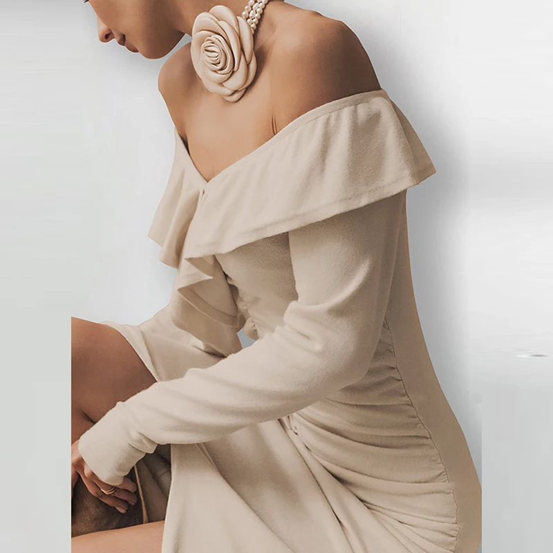 Женское вечернее платье с открытыми плечами и высокой талией
