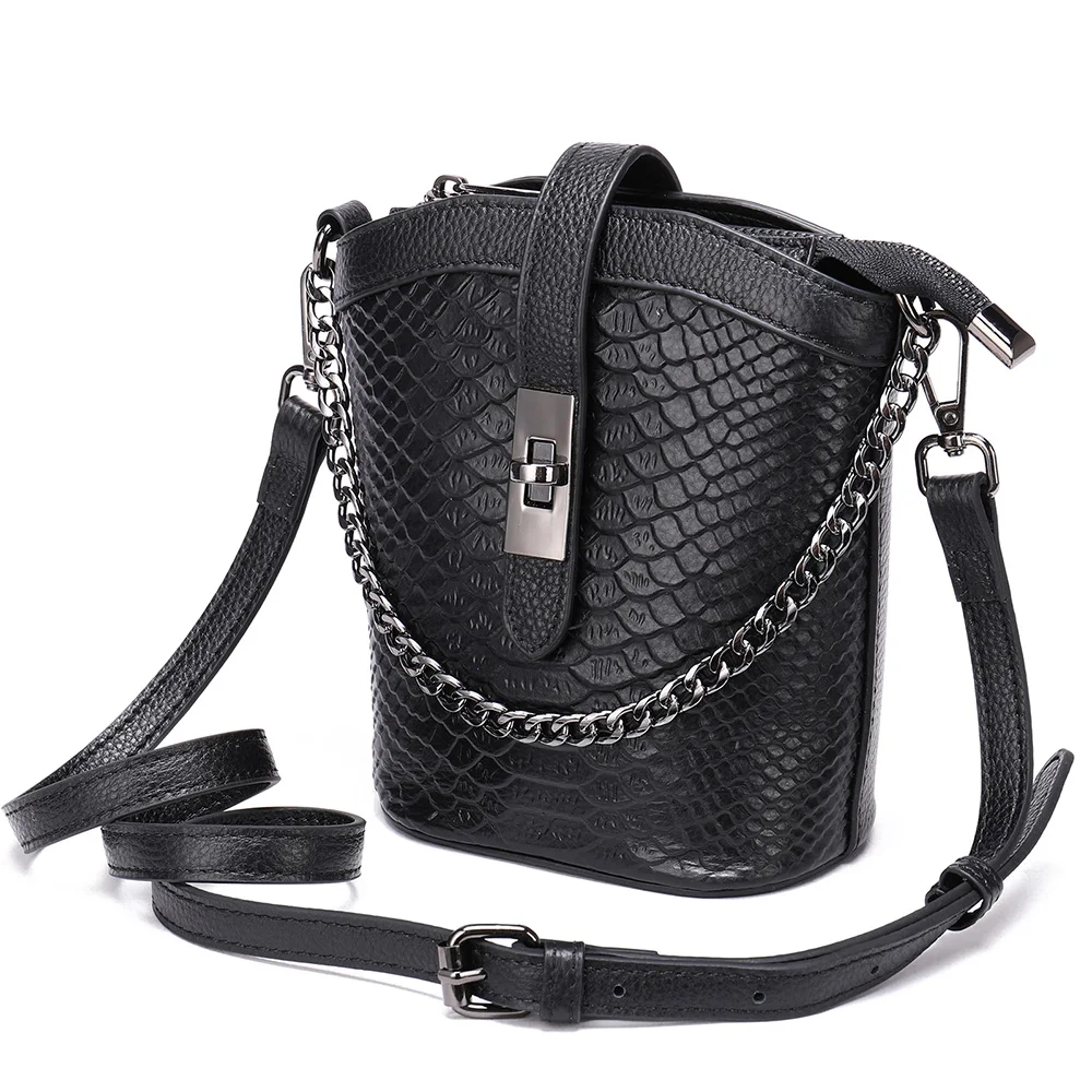 

Женская сумка из натуральной кожи с замком на цепочке