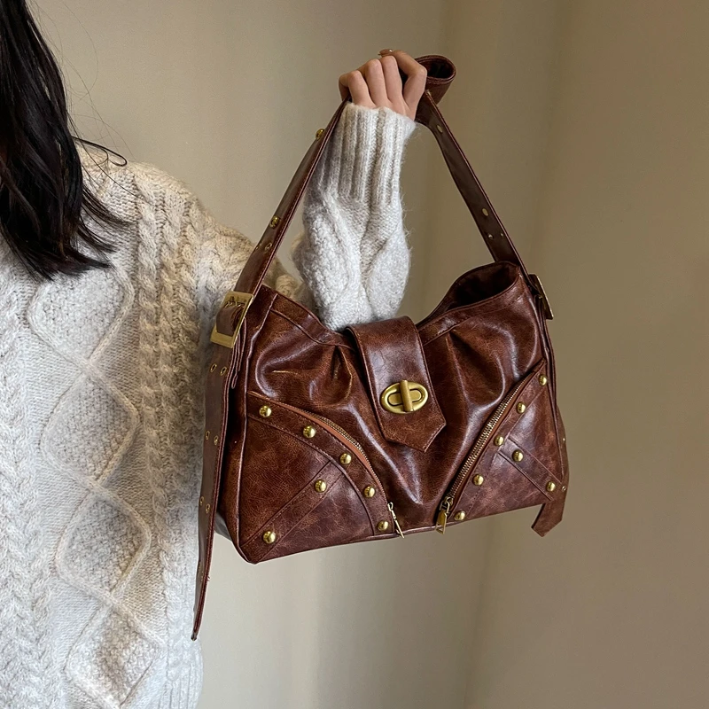 Однотонная сумка на плечо из ПУ кожи с заклепками и молнией