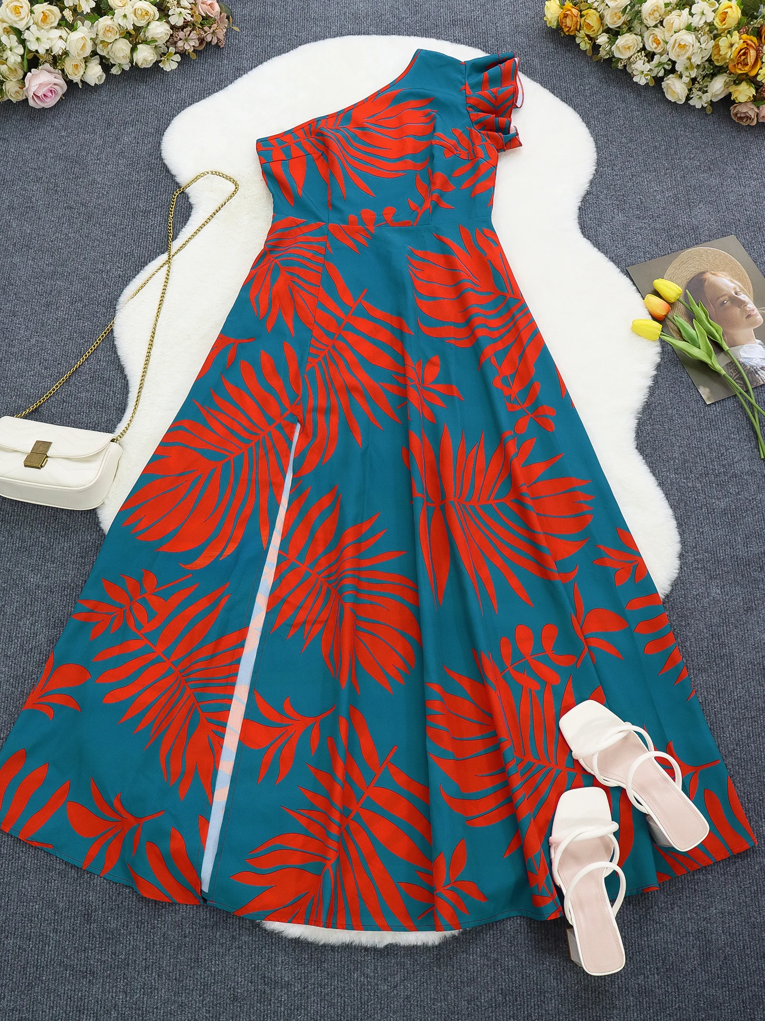 Женское платье макси на одно плечо с тропическим принтом