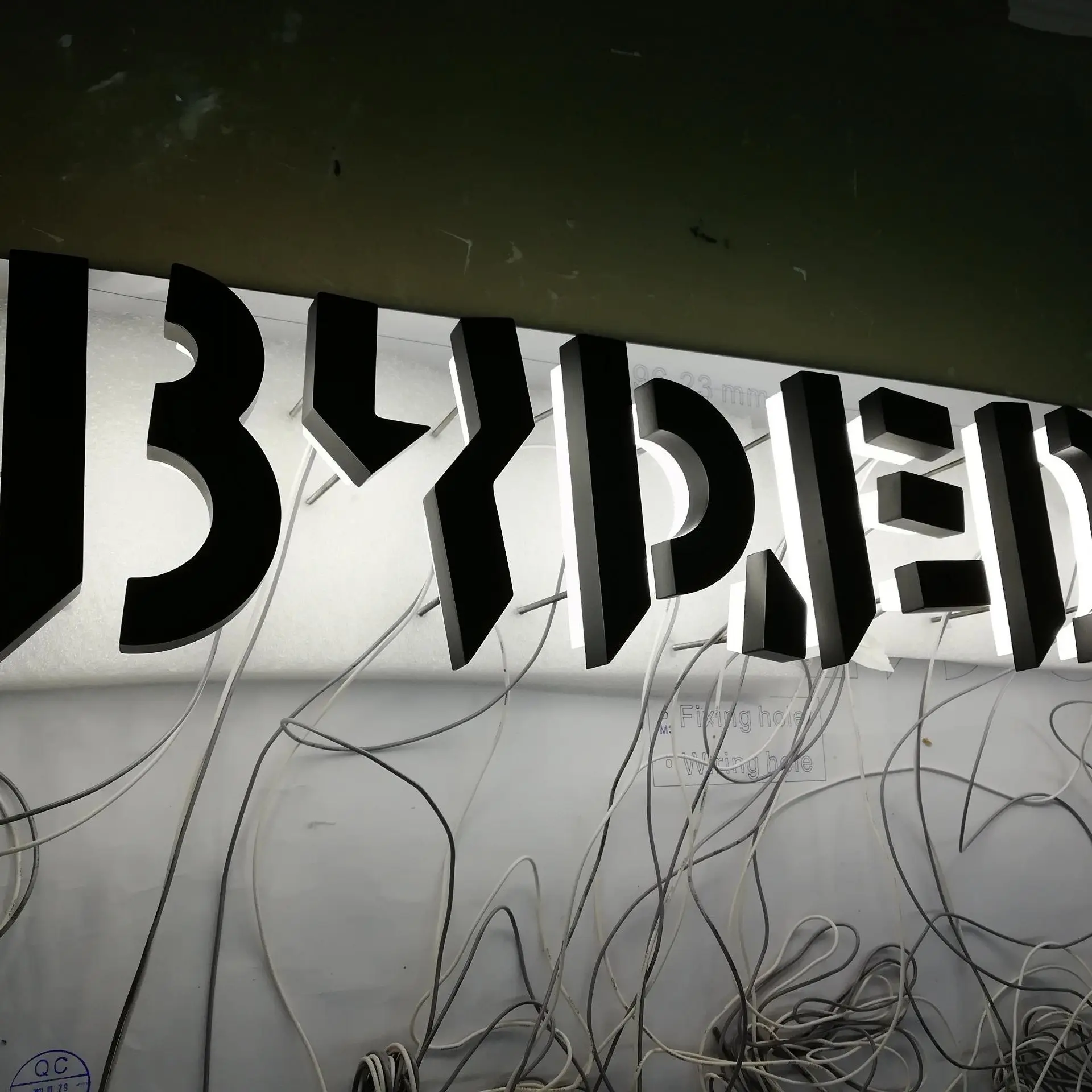 Недорогая светодиодная 3d Водонепроницаемая металлическая буквенная Вывеска на