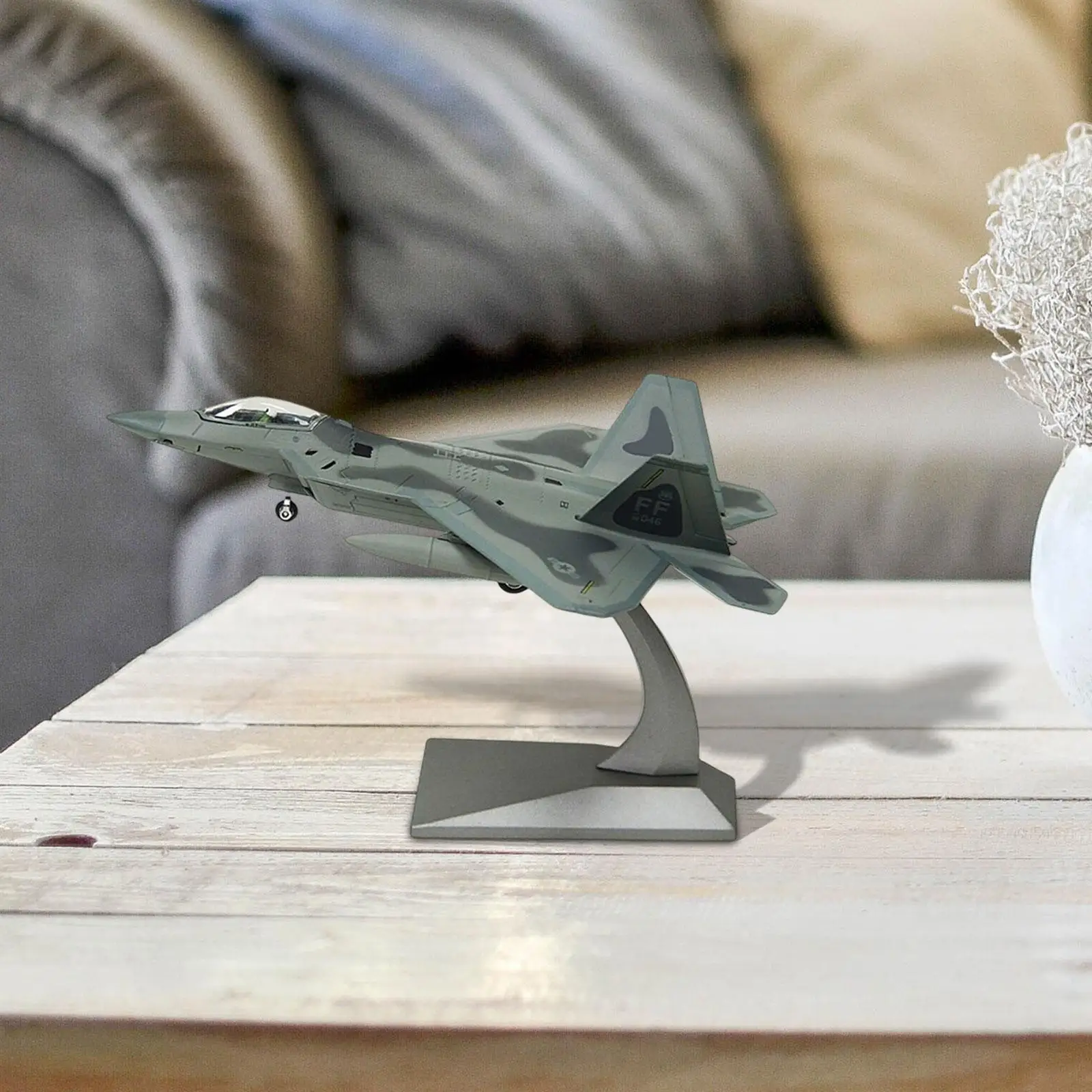 

1/100 F22 Fighter Model Aviation Commemorate with Base Display Model Aircraft Fighter Toy for Cafe Shelf Bedroom Bar Living Room